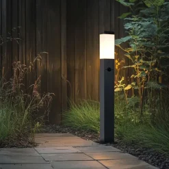 QAZQA Stehlampen Außen|Gartenbeleuchtung*Außenleuchte Dunkelgrau mit Opalglas 80cm IP44 mit Steckdose und Bewegungssensor - Malios