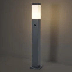 QAZQA Stehlampen Außen|Gartenbeleuchtung*Außenleuchte Dunkelgrau mit Opalglas 80cm IP44 mit Steckdose und Bewegungssensor - Malios