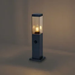 QAZQA Gartenbeleuchtung|Stehlampen Außen*Außenleuchte Dunkelgrau mit Rauchglas 45cm IP44 mit Steckdose und Bewegungssensor - Malios