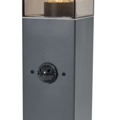 QAZQA Gartenbeleuchtung|Stehlampen Außen*Außenleuchte Dunkelgrau mit Rauchglas 80cm IP44 mit Steckdose und Bewegungssensor - Malios