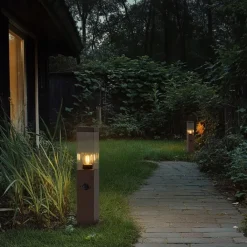 QAZQA Gartenbeleuchtung|Stehlampen Außen*Außenleuchte Rostbraun mit Klarglas 45cm IP44 mit Steckdose und Bewegungssensor - Malios