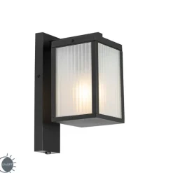 QAZQA Gartenbeleuchtung|Außenleuchten Mit Sensor*Außenwandlaterne schwarz mit geripptem Glas und Hell-Dunkel-Sensor - Charlois