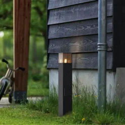 QAZQA Gartenbeleuchtung|Stehlampen Außen*Moderne Wegeleuchte schwarz mit Rauchglas 50cm mit Dämmerungssensor IP44 - Dänemark