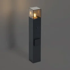 QAZQA Gartenbeleuchtung|Stehlampen Außen*Moderne Wegeleuchte schwarz mit Rauchglas 50cm mit Dämmerungssensor IP44 - Dänemark