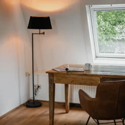 QAZQA Stehlampen|Wohnzimmerlampen*Schwarze Stehlampe mit schwarzem Faltenschirm und verstellbarem Arm – Ladas Deluxe