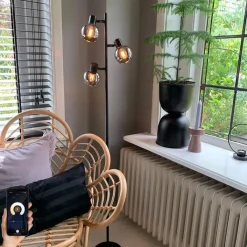 QAZQA Schlafzimmerlampen|Küchenlampen*Smarte Stehleuchte schwarz mit Rauchglas inkl. 3 WiFi P45 - Vidro