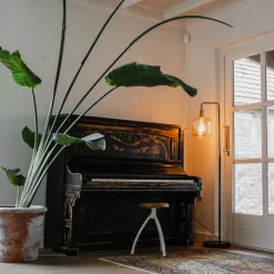 QAZQA Stehlampen|Wohnzimmerlampen*Smarte Stehleuchte Schwarz mit Messing und bernsteinfarbenem Glas inkl. WiFi G95 - Zuzanna